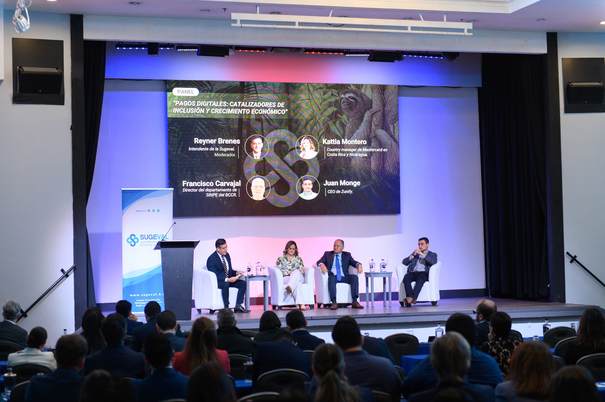 Panel de discusión con participantes sentados en el escenario del FINNOVA 2026.