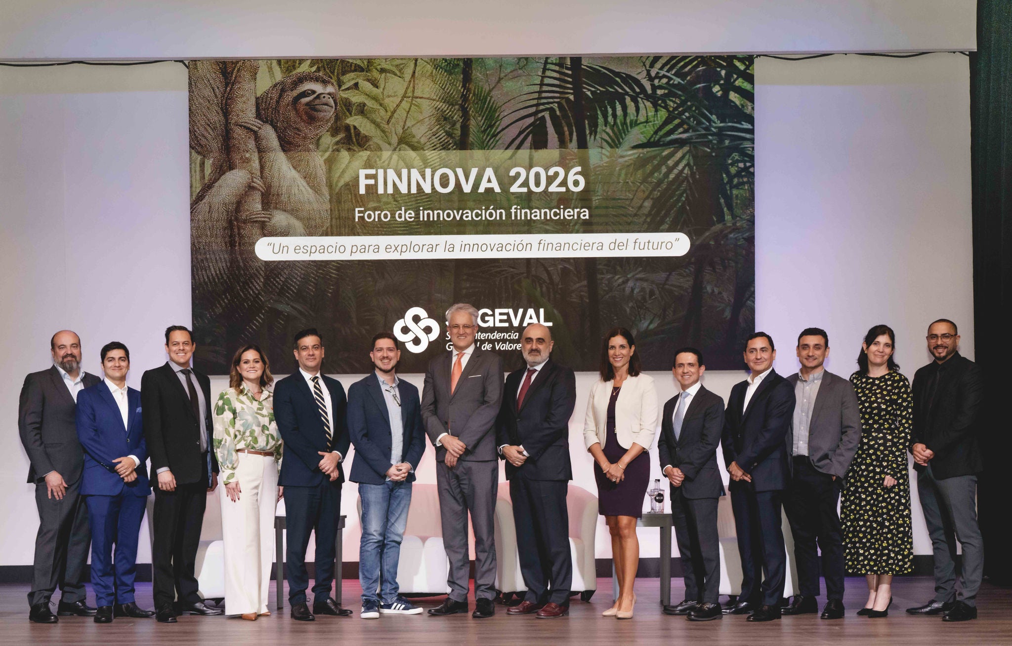 Grupo de personas en el escenario durante el evento FINNOVA 2026.